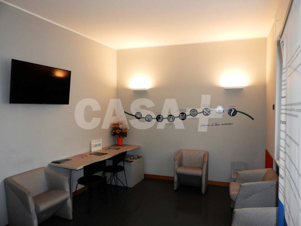 ufficio in vendita a Varese in zona Biumo