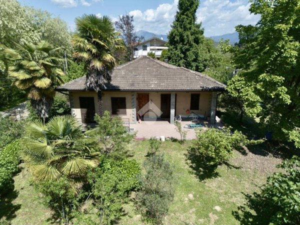 casa indipendente in vendita a Varese in zona Giubiano