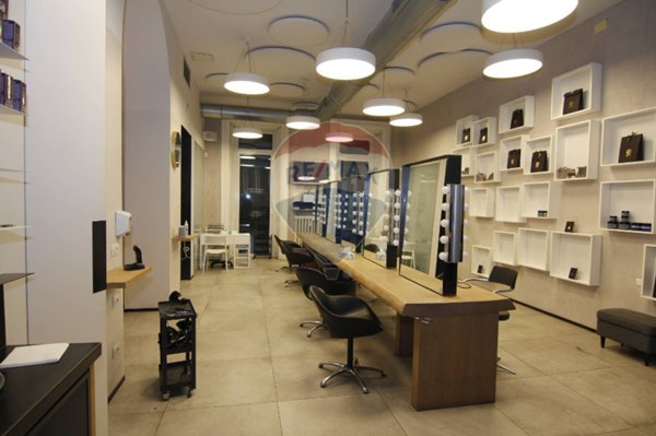 locale commerciale in vendita a Varese in zona Centro Città
