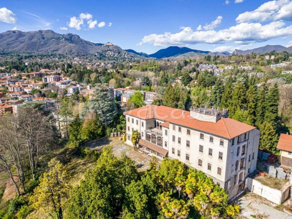 casa indipendente in vendita a Varese in zona Casbeno