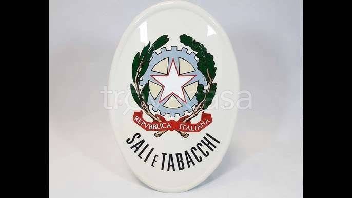 negozio in vendita a Varese in zona Casbeno