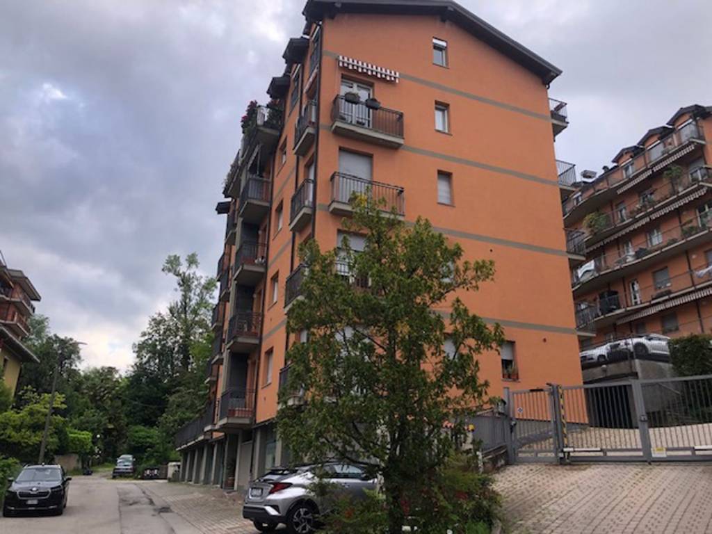 appartamento in vendita a Varese in zona Brunella