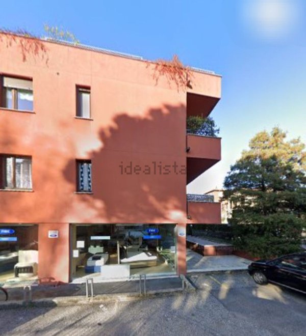 locale commerciale in vendita a Varese in zona Ippodromo