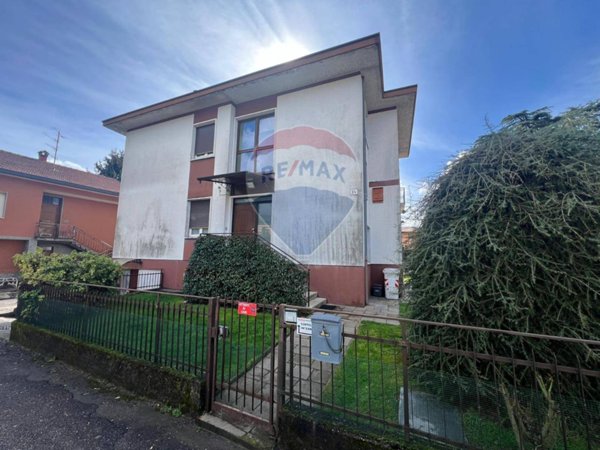 casa indipendente in vendita a Varese in zona Lissago