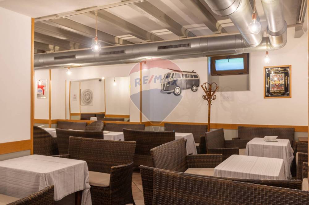 negozio in vendita a Varese in zona Viale Aguggiari