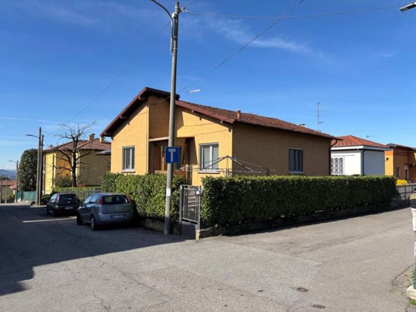 casa indipendente in vendita a Varese in zona Casbeno