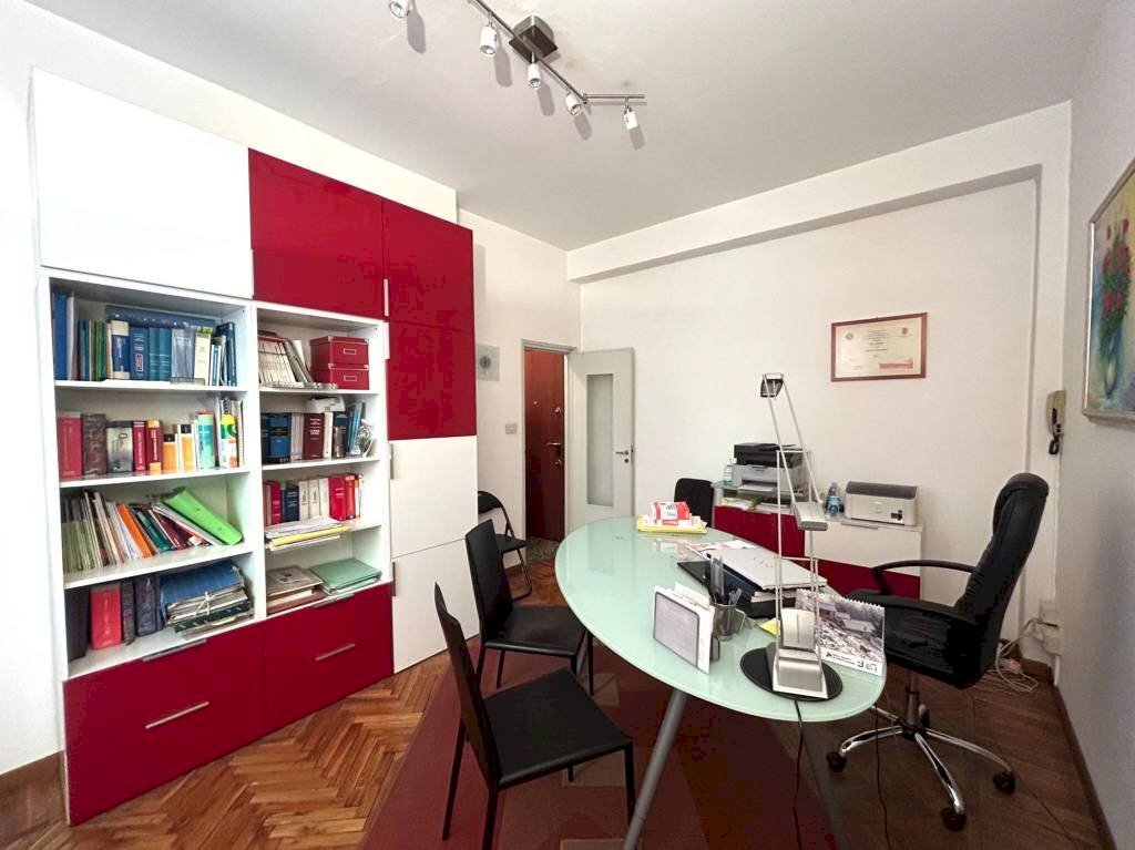 ufficio in vendita a Varese in zona Centro Città