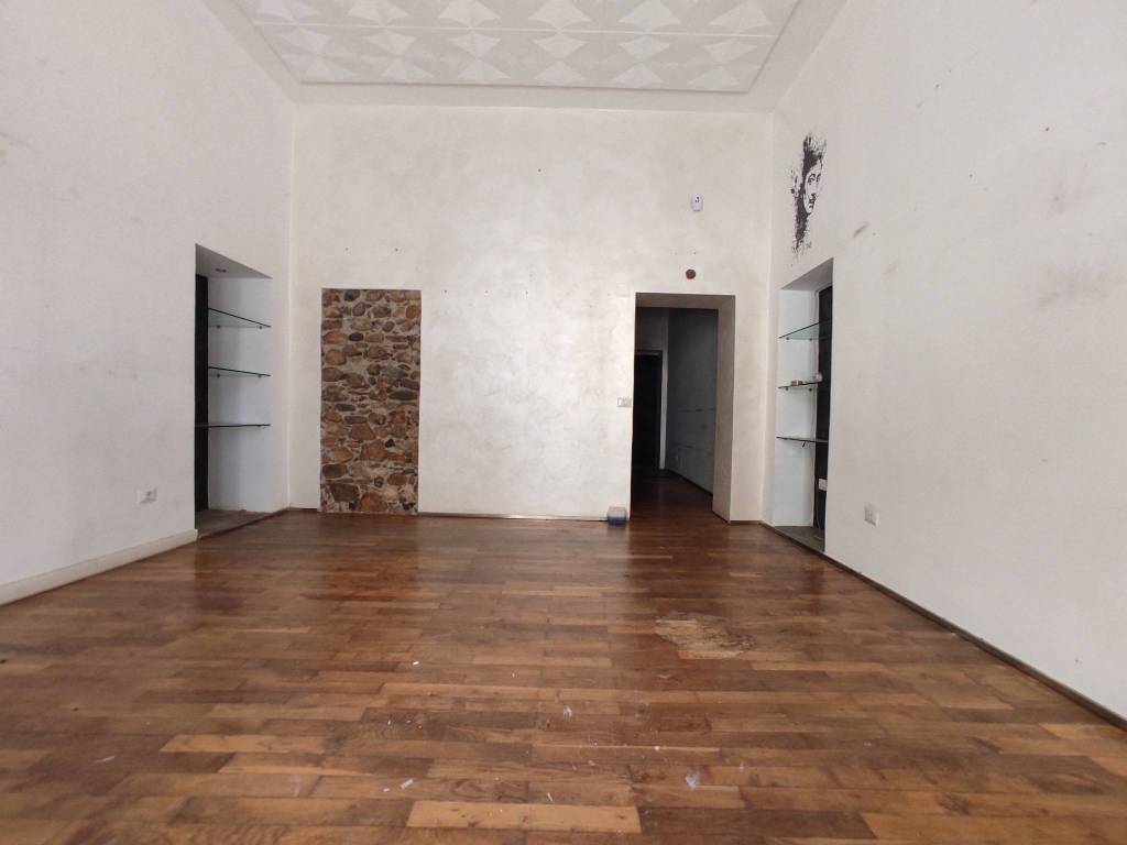 negozio in vendita a Varese in zona Centro Città