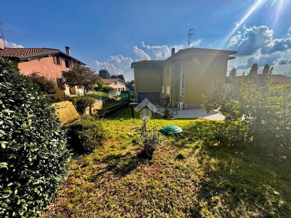 casa indipendente in vendita a Varese in zona Bizzozero