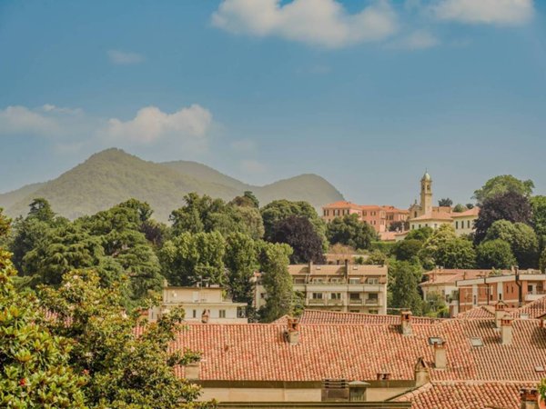 appartamento in vendita a Varese in zona Centro Città