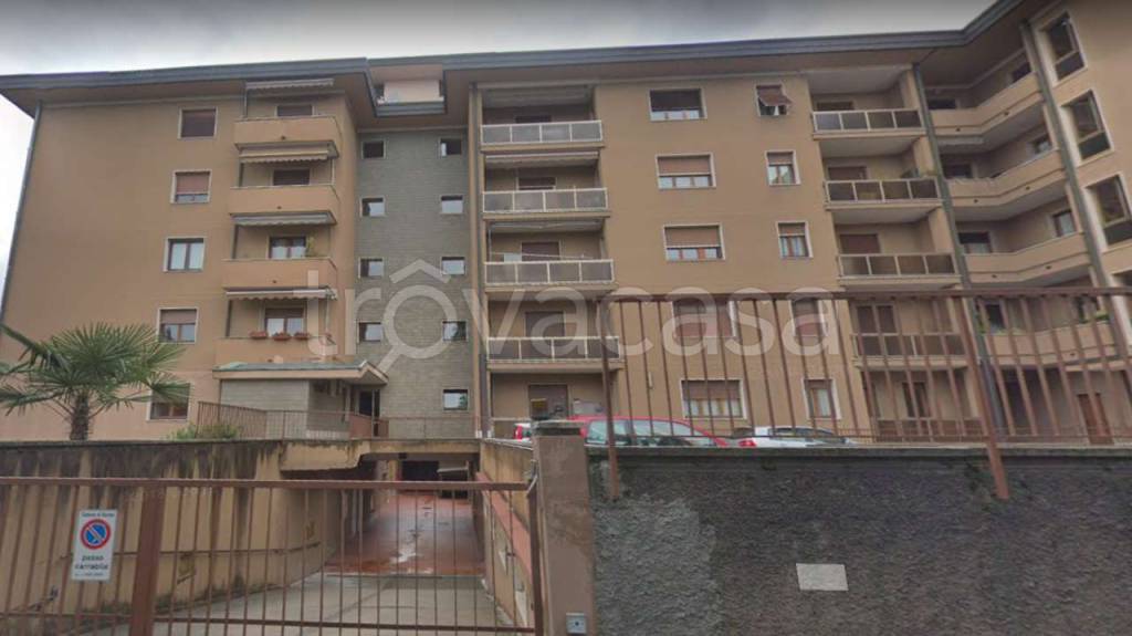 appartamento in vendita a Varese in zona Brunella