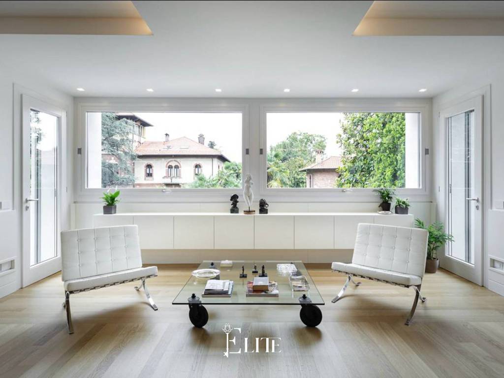 casa indipendente in vendita a Varese in zona Casbeno