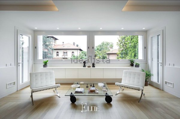 casa indipendente in vendita a Varese in zona Casbeno