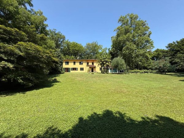 casa indipendente in vendita a Varese in zona Casbeno