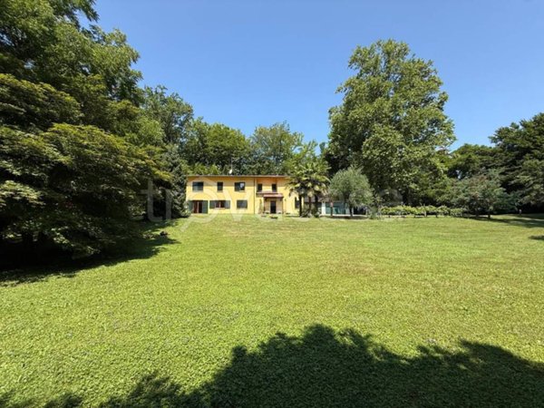 casa indipendente in vendita a Varese in zona Casbeno