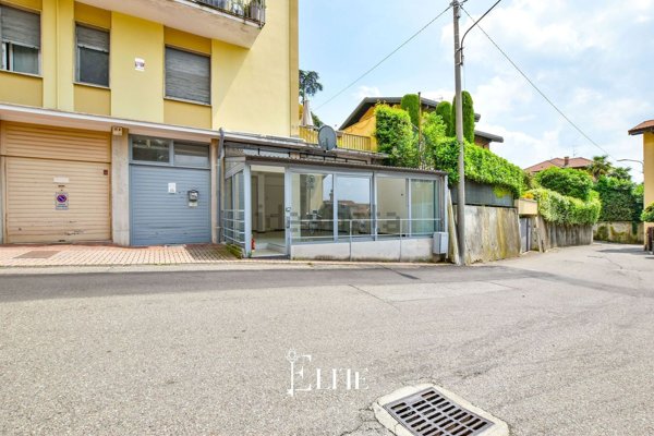 locale commerciale in vendita a Varese in zona Casbeno