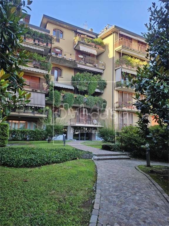 appartamento in vendita a Varese in zona Brunella