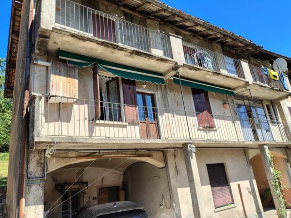 casa indipendente in vendita a Varese in zona Avigno