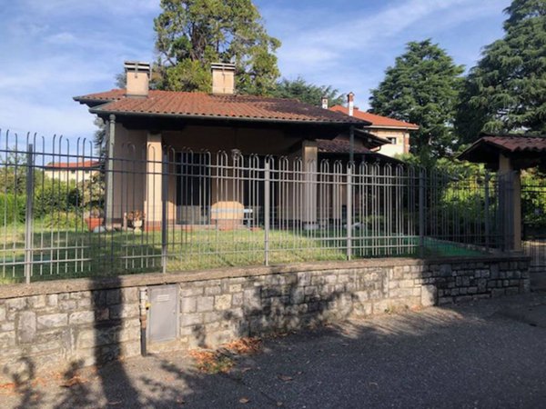 casa indipendente in vendita a Varese in zona Casbeno