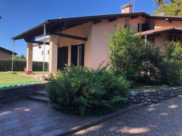 casa indipendente in vendita a Varese in zona Casbeno