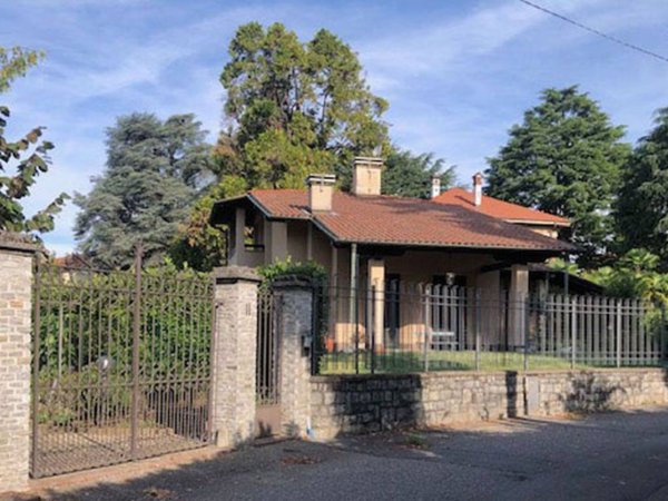 casa indipendente in vendita a Varese in zona Casbeno