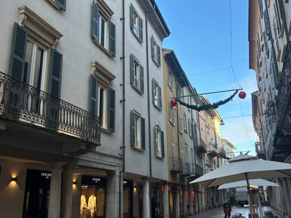 appartamento in vendita a Varese in zona Biumo