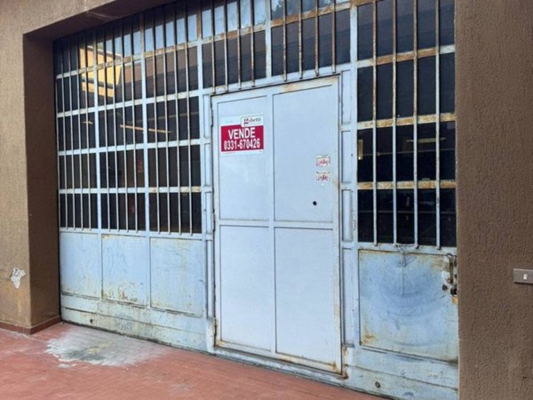 negozio in vendita a Varese in zona Masnago