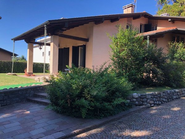 casa indipendente in vendita a Varese in zona Casbeno