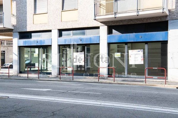negozio in vendita a Varese in zona Centro Città