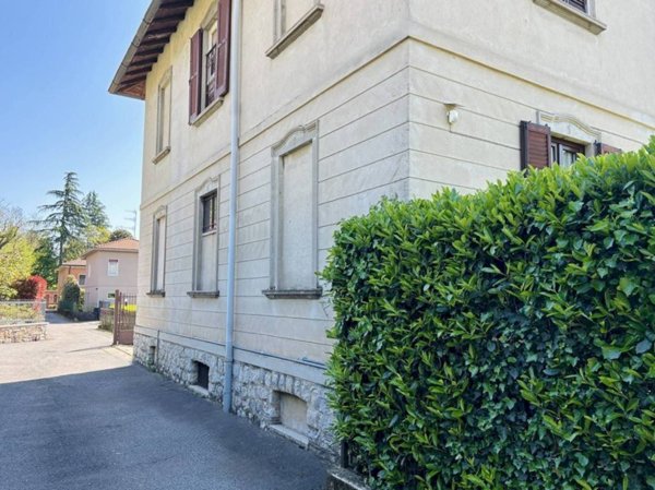 casa indipendente in vendita a Varese in zona Velate