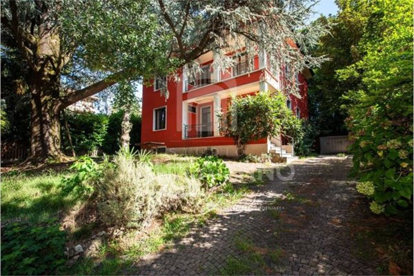 casa indipendente in vendita a Varese in zona Casbeno