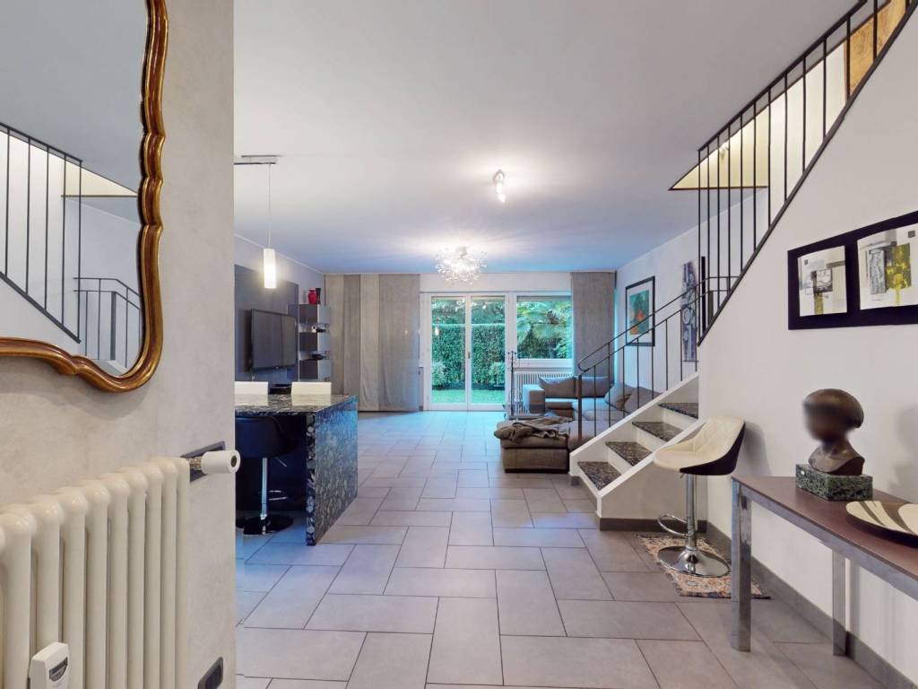 appartamento in vendita a Varese in zona Viale Aguggiari