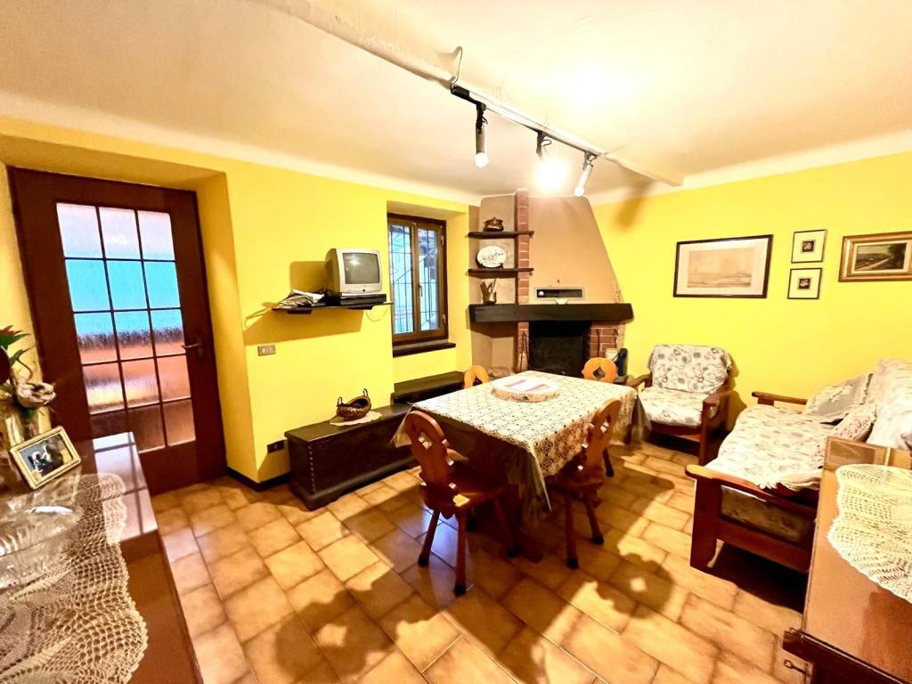 appartamento in vendita a Varese in zona Avigno