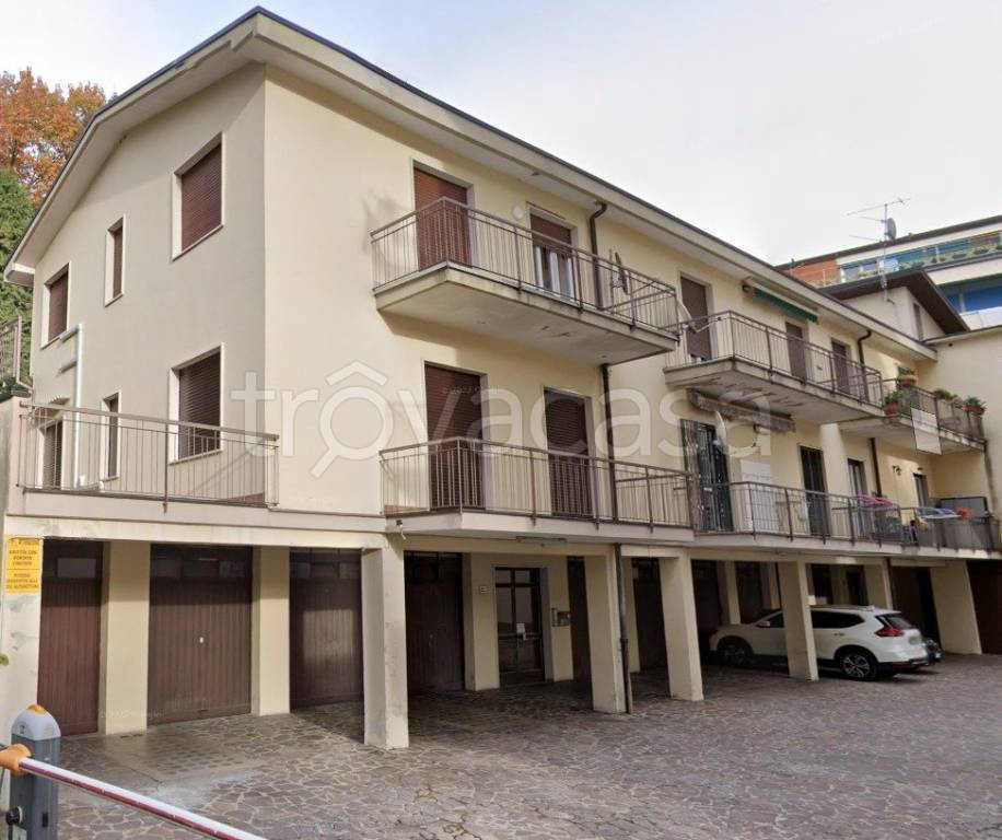 appartamento in vendita a Varese in zona Brunella