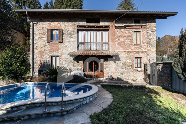 casa indipendente in vendita a Varese