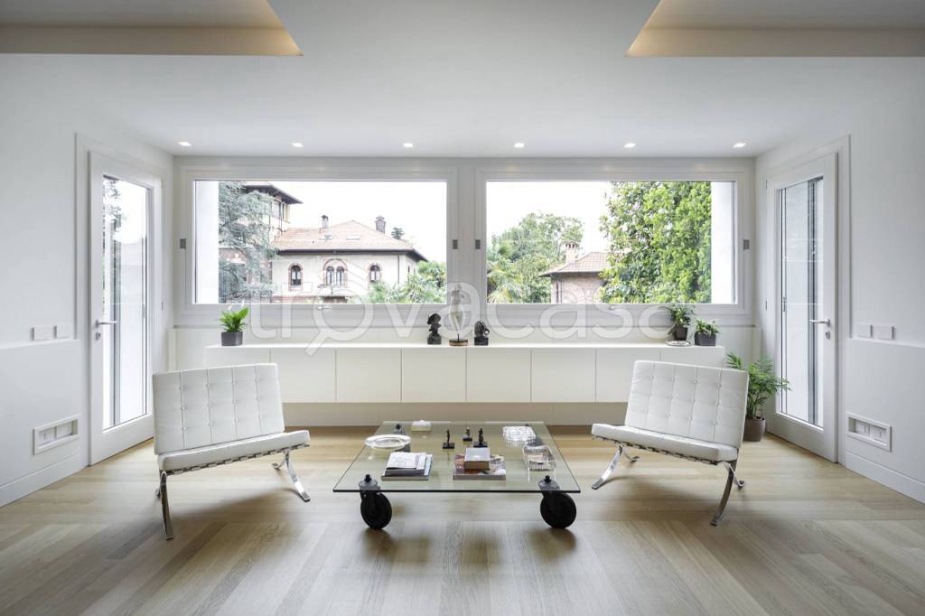 casa indipendente in vendita a Varese in zona Casbeno