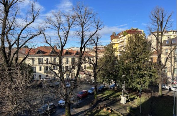 ufficio in vendita a Varese in zona Biumo