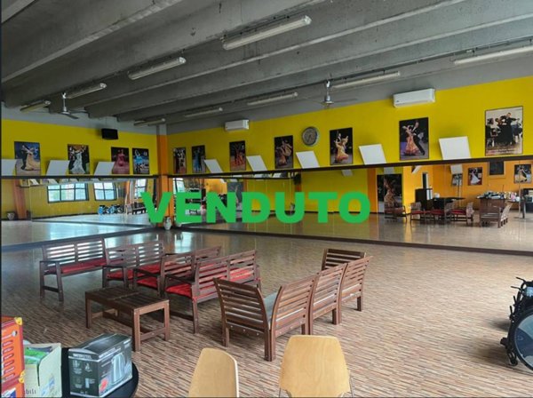 locale commerciale in vendita a Varese in zona Viale Belforte