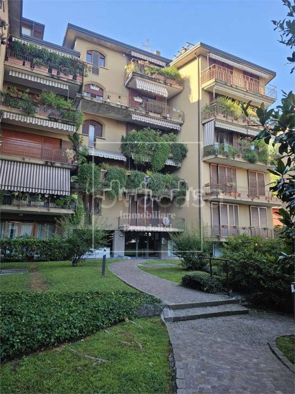 appartamento in vendita a Varese in zona Brunella