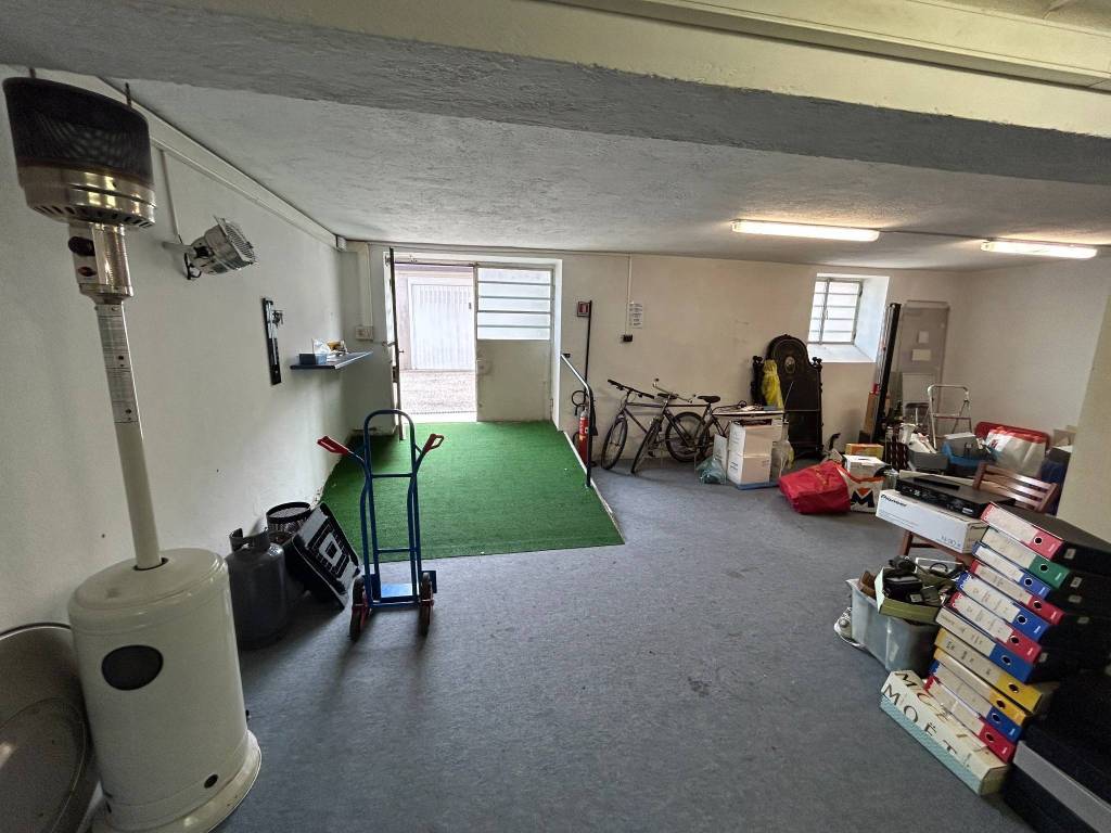 locale commerciale in vendita a Varese in zona Viale Belforte