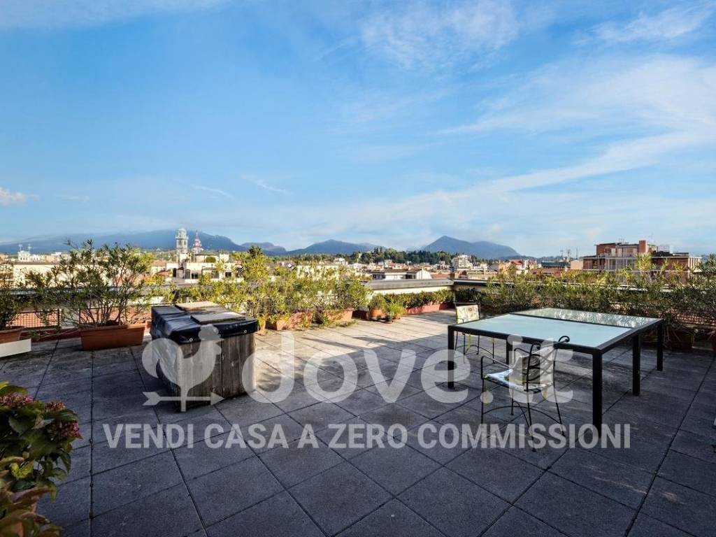 appartamento in vendita a Varese in zona Biumo