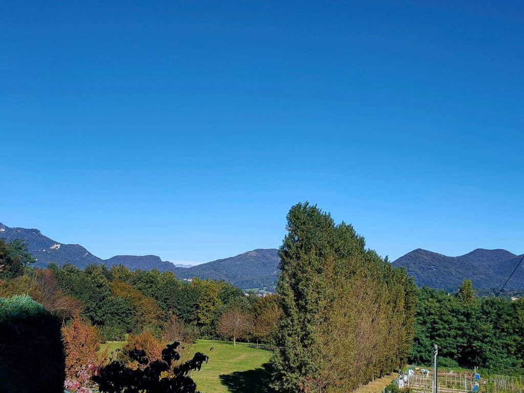 casa indipendente in vendita a Varese in zona Giubiano