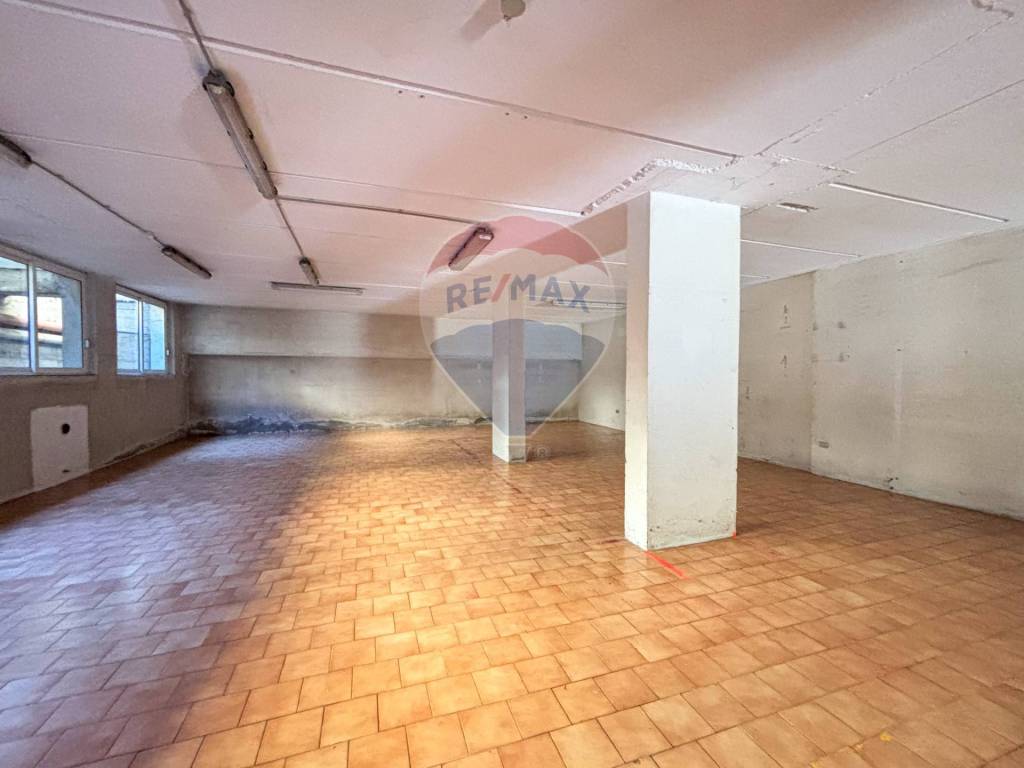 negozio in vendita a Varese in zona Giubiano