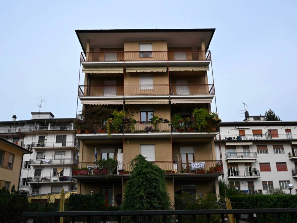 appartamento in vendita a Varese in zona Brunella