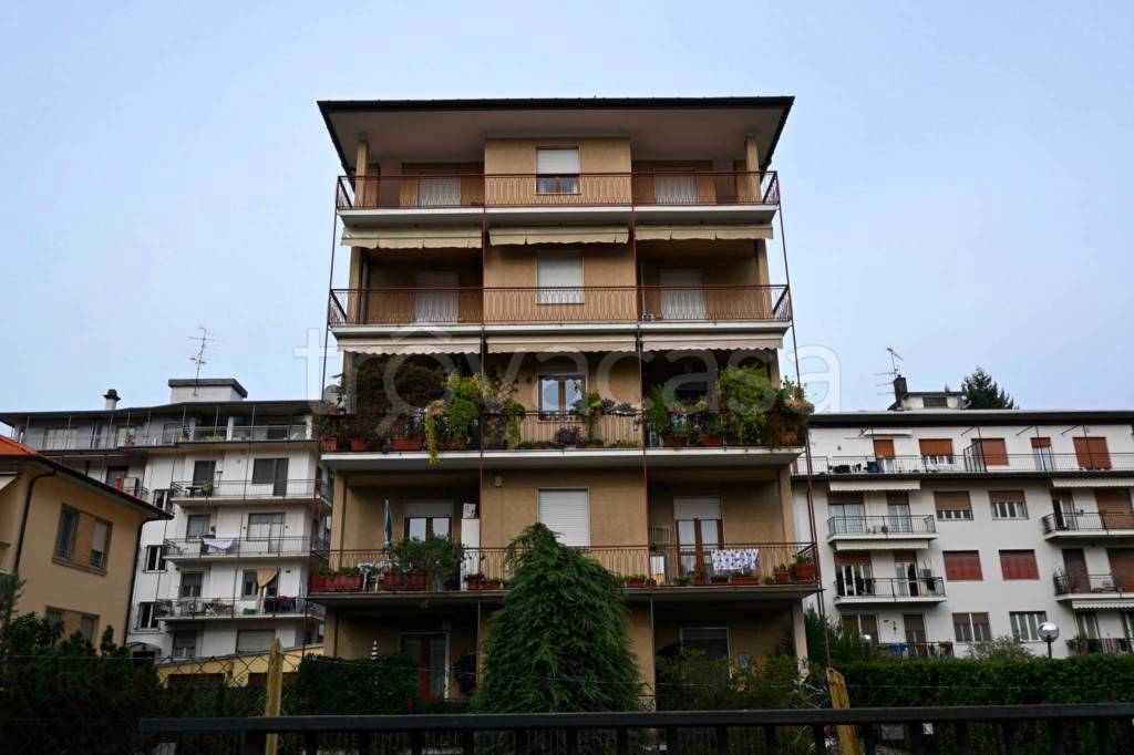 appartamento in vendita a Varese in zona Brunella