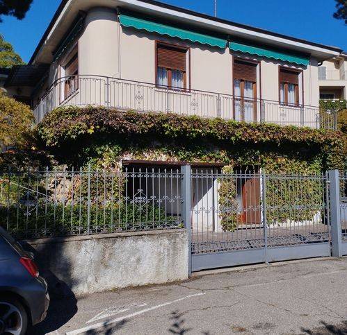 casa indipendente in vendita a Varese in zona Casbeno
