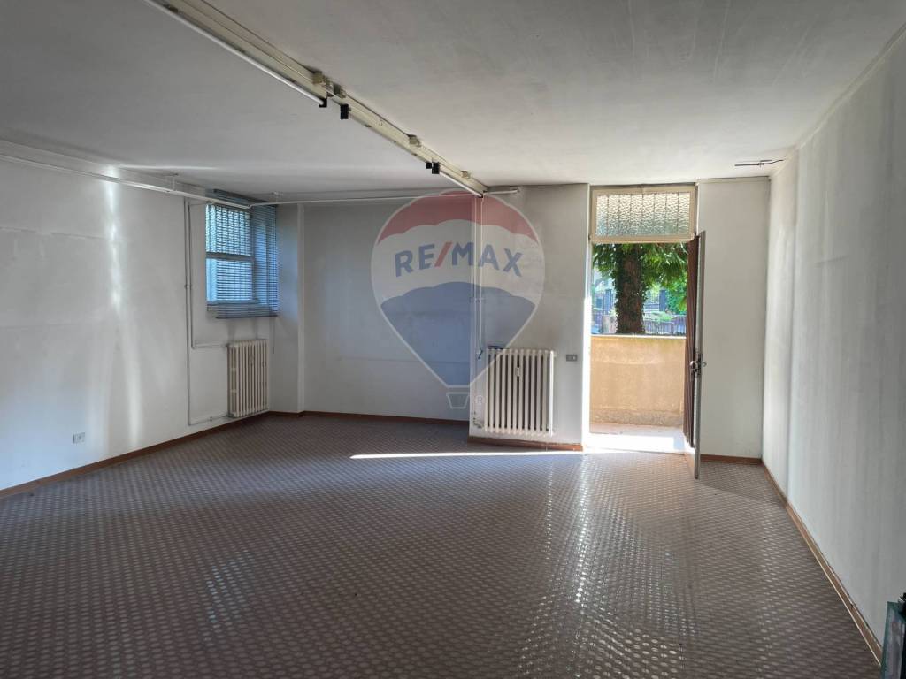 ufficio in vendita a Varese in zona Santa Maria del Monte