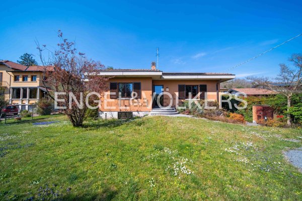 casa indipendente in vendita a Varese in zona Avigno