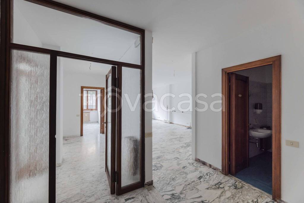 ufficio in vendita a Varese in zona Casbeno