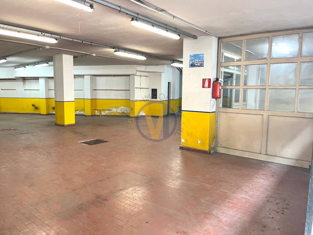 locale commerciale in vendita a Varese in zona Brunella